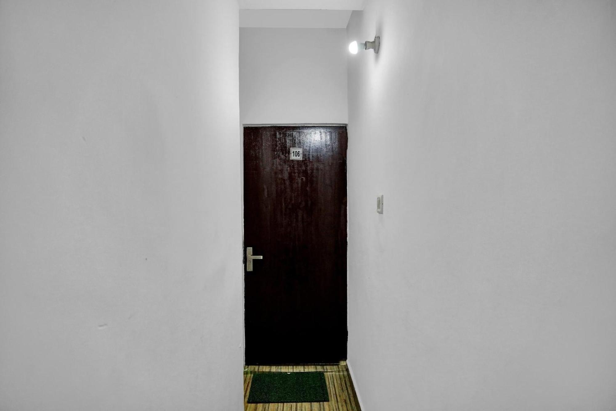 Hotel Collection O Jps Near Pvr Vikaspuri Delhi Esterno foto